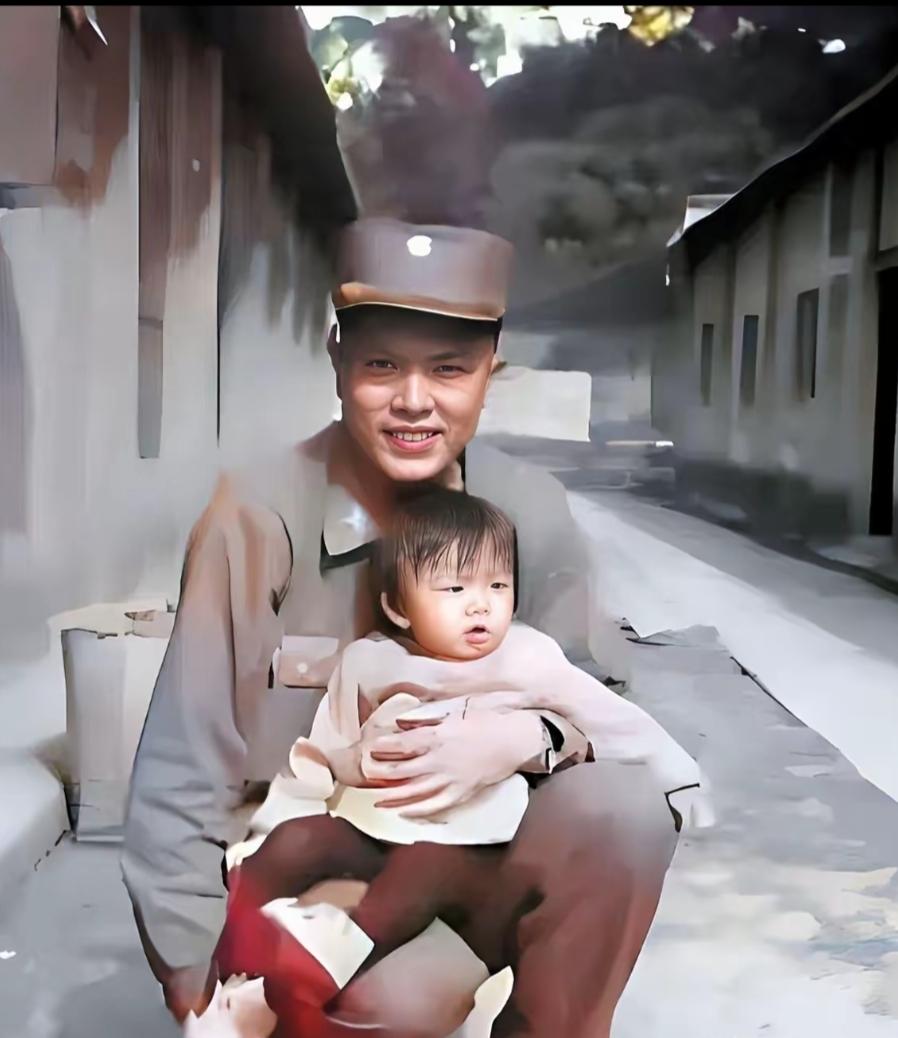 照片中的这位军人名叫郑清辉，云南普洱人，滇缅远征军老兵，退伍后为陆军政战少校。他