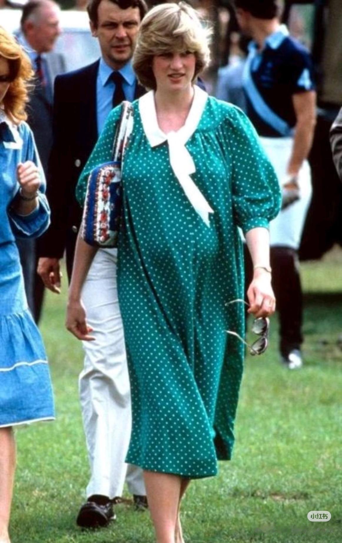 1982年，即将临盆的戴安娜王妃在现场观看马术比赛，进入孕晚期已经相当辛苦，但戴