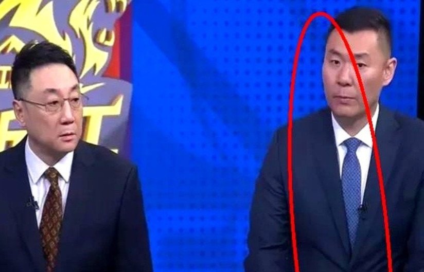 老王在解说席上的表情管理彻底翻车了！全网显微镜式围观他恭喜广厦夺冠时的微表情，连