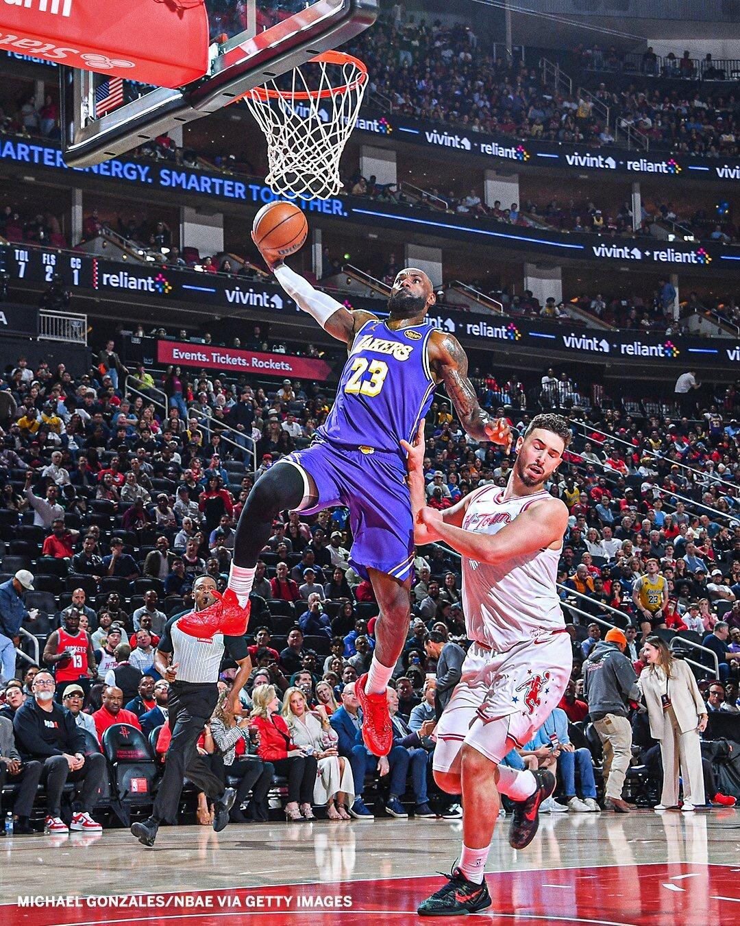 詹姆斯本赛季总得分达1026分41岁，23个赛季，1026分！詹姆斯再次刷新历史