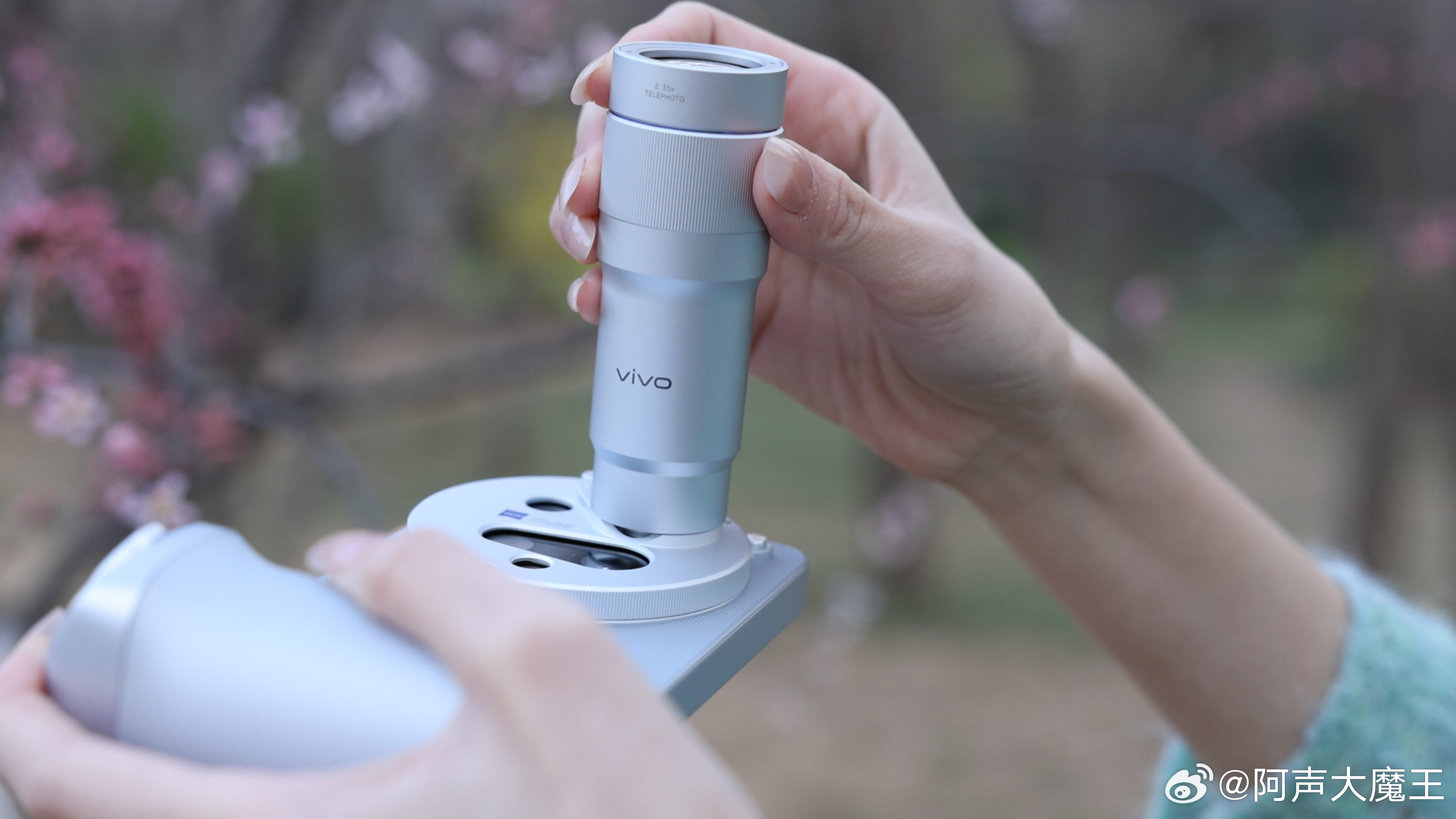 带着X300Ultra出门拍了一天，真的有点不想碰相机了。整机握持很稳，不