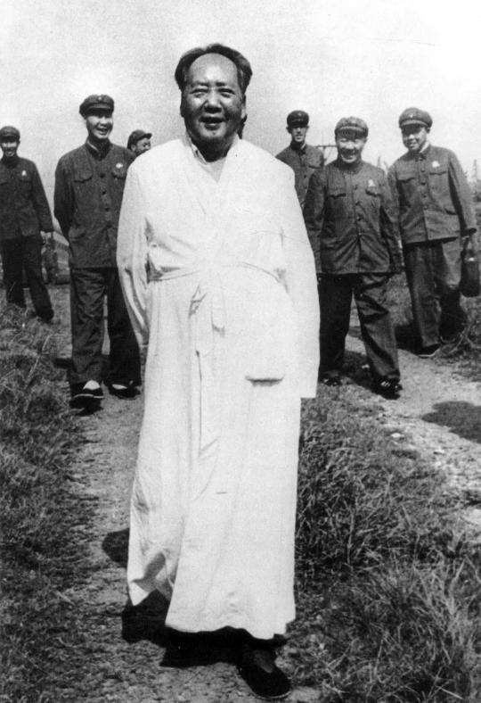 1967年伟大领袖毛主席在武汉。他身后身材高大的是开国上将杨成武，他是代总参谋长