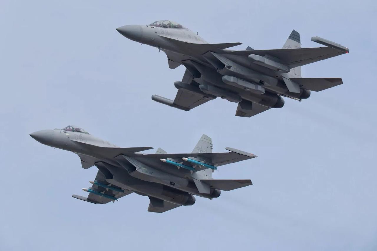 这两天的明星必须是J-15。今天日本人炒作的所谓的“雷达照射”爆出个大料，J-1