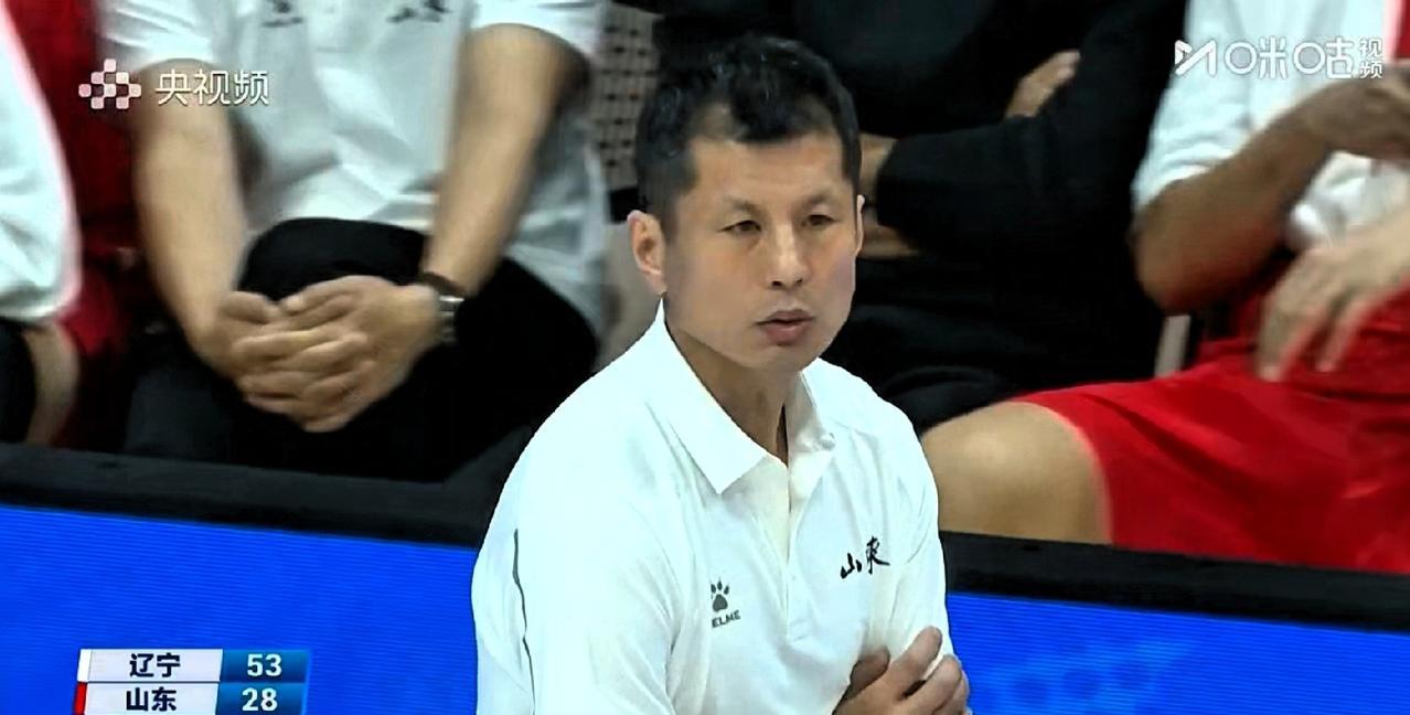 山东男篮教练被打懵了，辽宁男篮太强大，和火力太可怕，高诗岩这把山东队后卫安排得明