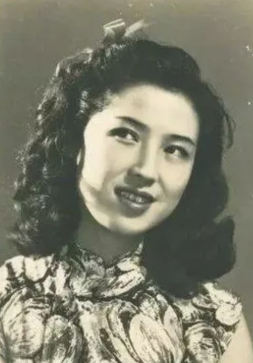 1965年，杜月笙的四姨太姚玉兰外出打牌，突然全身燥热，坐立不安，她心中有不好的