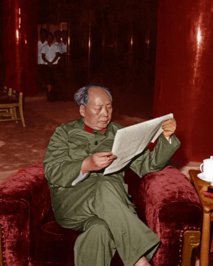 晚年，毛主席坐在沙发上看报的一幕，不愧是伟人，坐姿十分霸气！在六十年代，有一