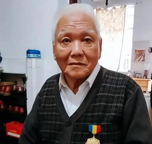 1944年，日军战车步步逼近，团长让林竞远开炮，他拒绝，战车又前进了三百多米，团