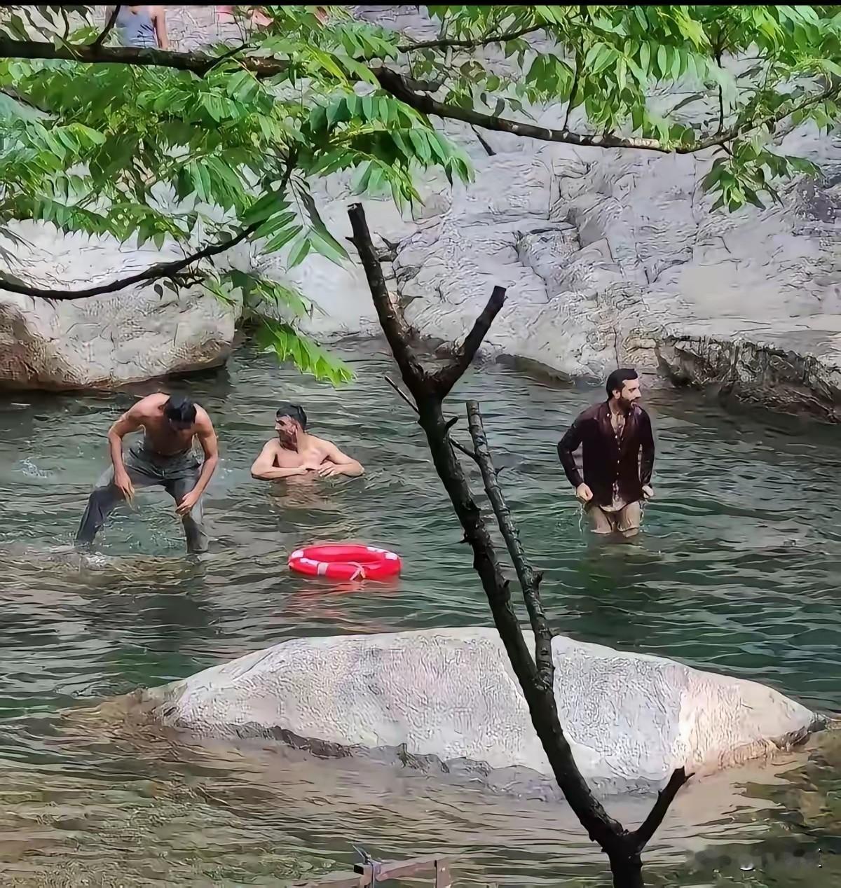 继北京亮马河之后，印度人又在庐山下水畅游！有网友爆料，在庐山的山溪里几位印度人