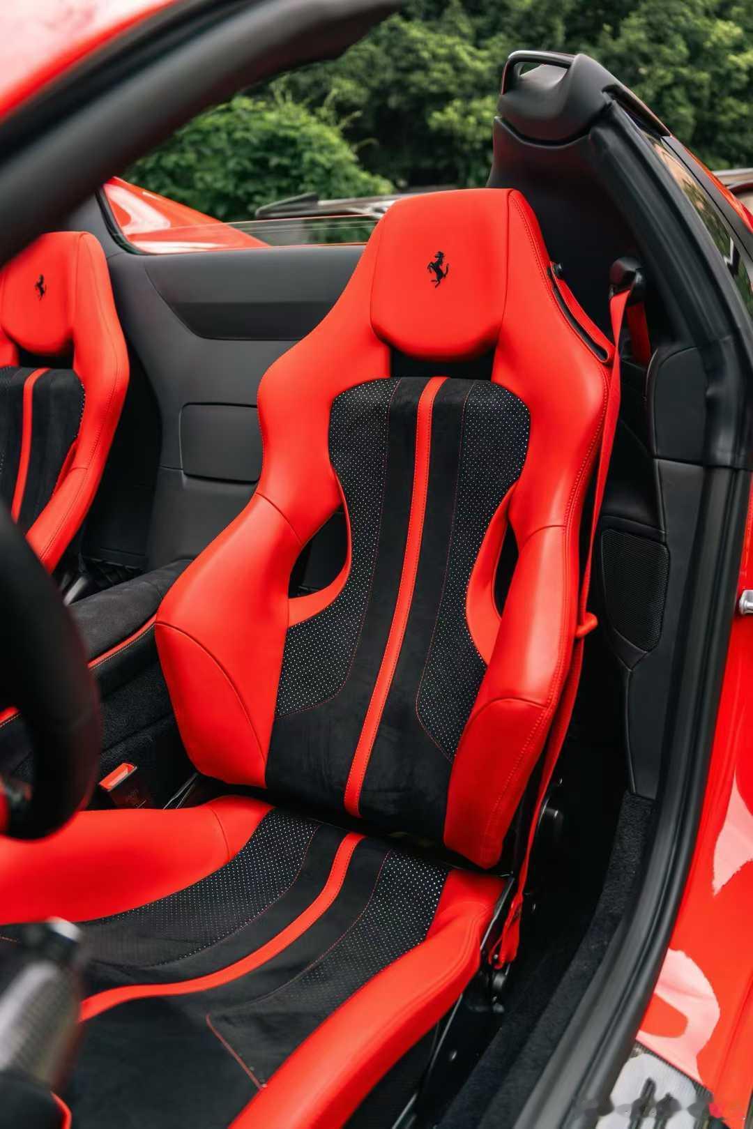 法拉利812GTS，23年上牌，仅行驶：9200公里，配置到顶，带赛道桶椅