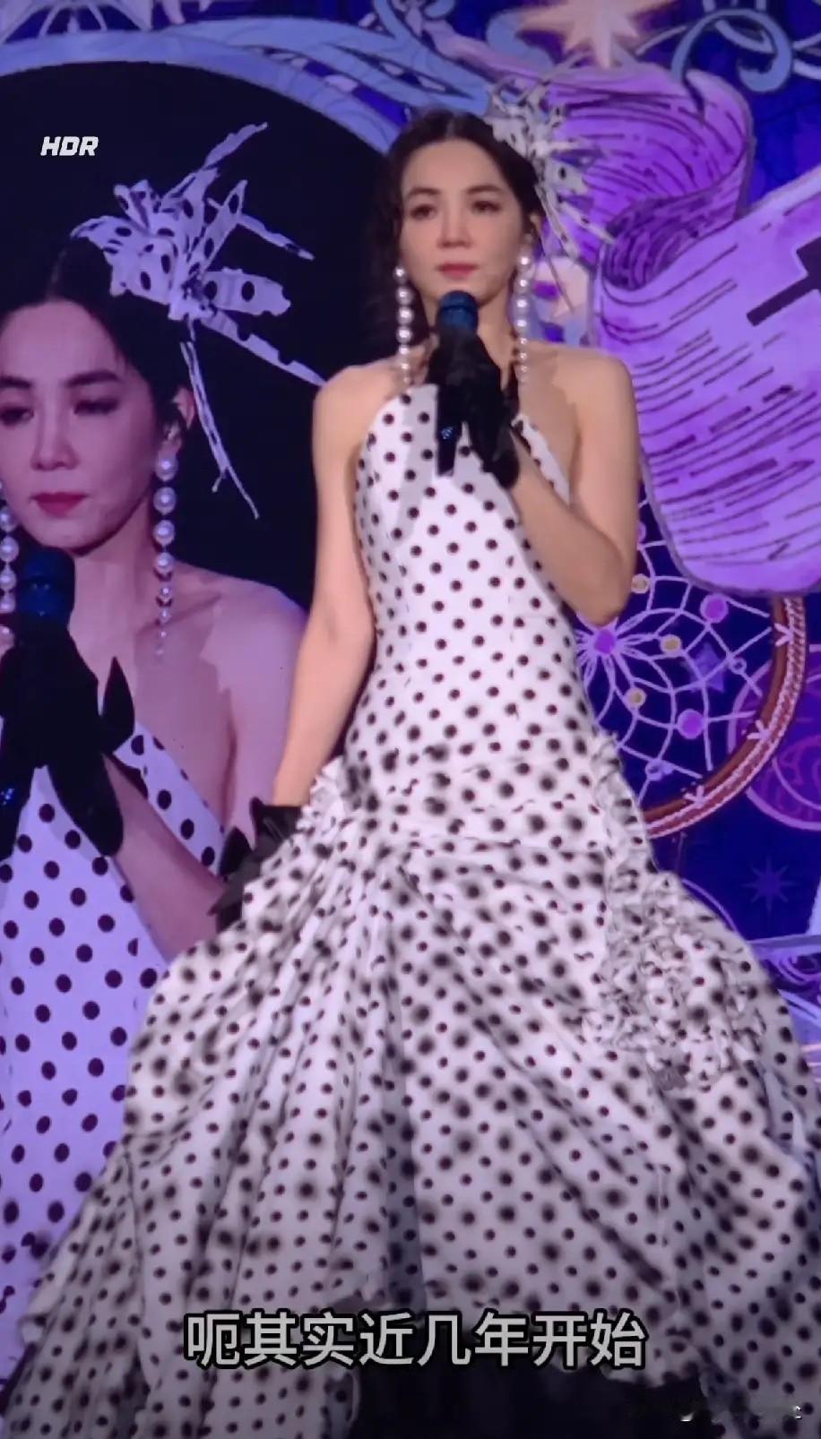 Ella陈嘉桦冲上热搜。太原演唱会上，一位观众的话把大家说哭了：“千禧年代出道的