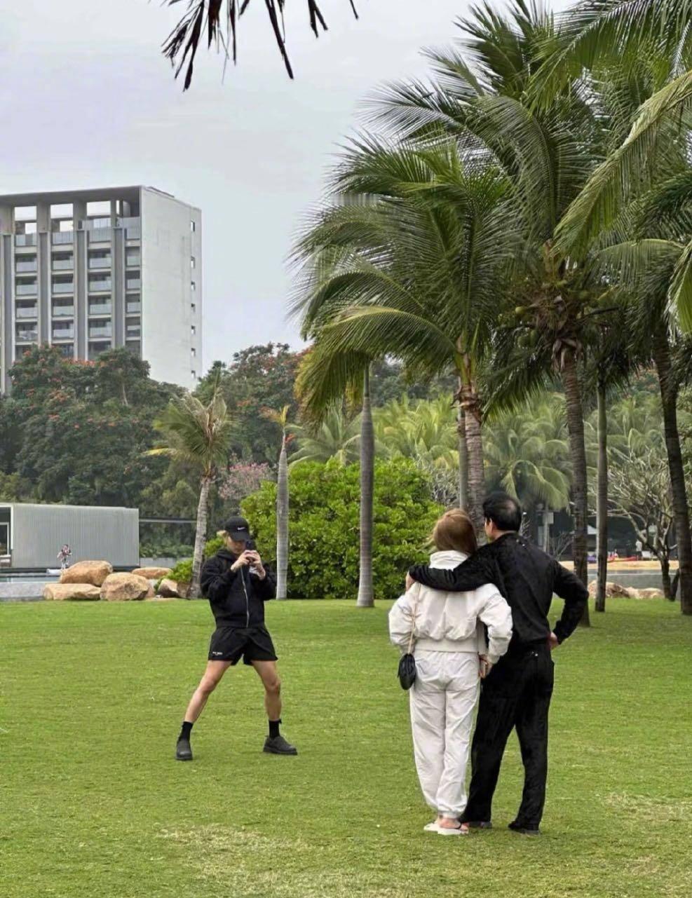 王嘉尔晒全家福，在爸爸妈妈身边永远都是幸福小孩[哭哭][哭哭]​​​
