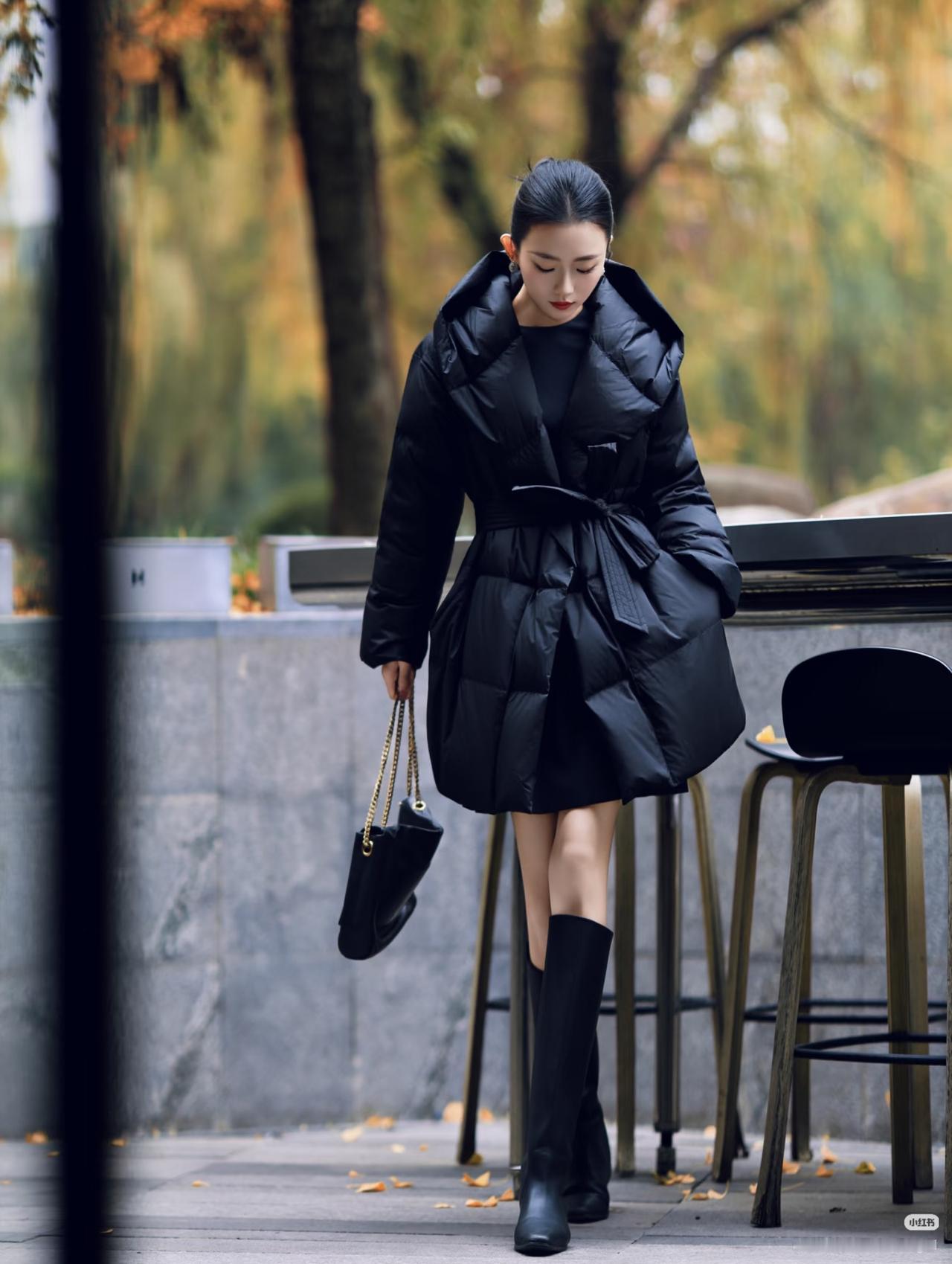 比如膝下靴，搭配长度在大腿中部的中长棉服和大衣，露出部分大腿和膝盖，保暖好看不失