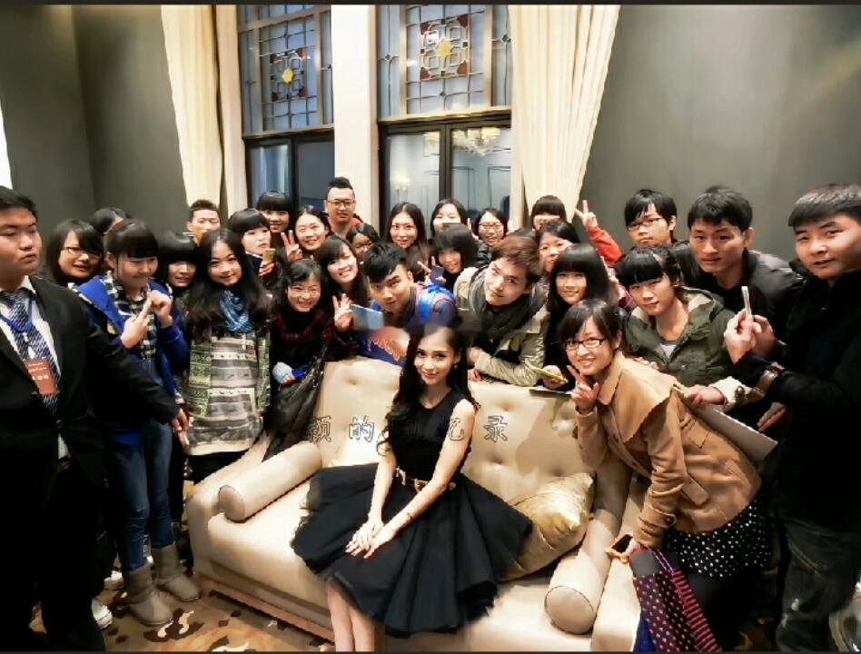 几年前的Angelababy被大家这样围在中间过放到现在依旧扛打