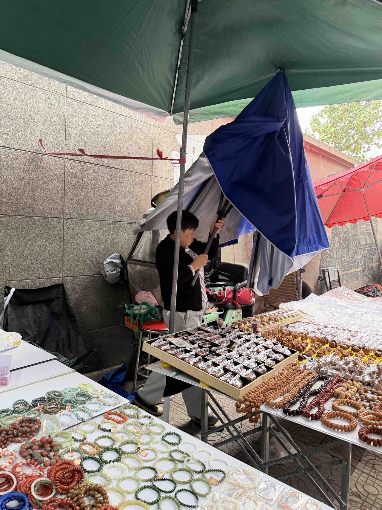 昨天上午，我逛西安档子，走进西仓南巷时，天空忽然下起小雨，路边的摊主们，都赶紧忙