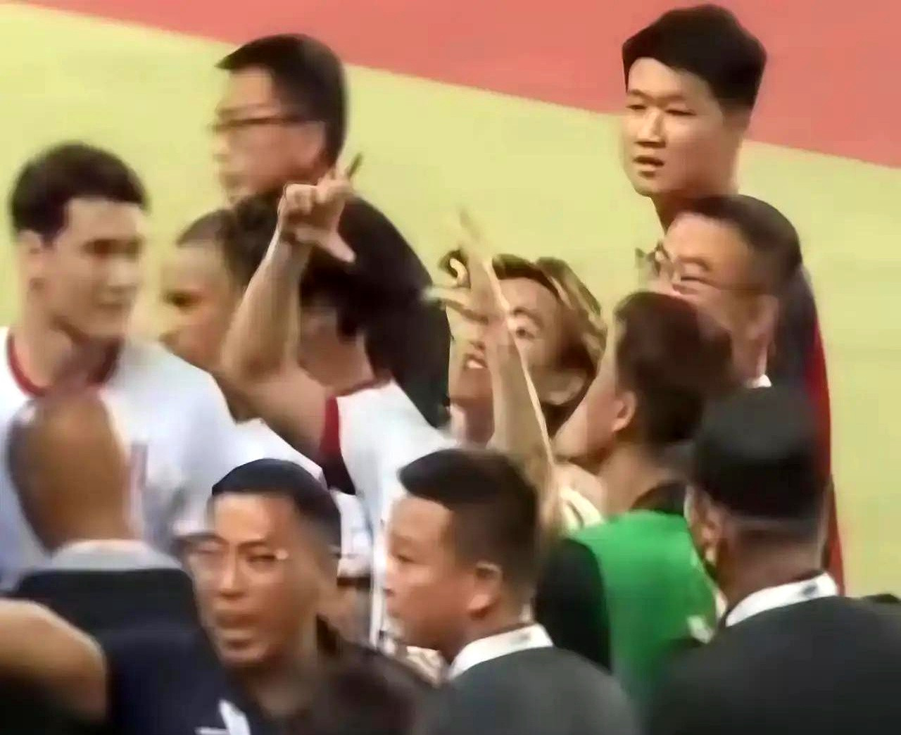 当河南主场的风还没散尽时，场边那位工作人员也做了同样的动作，镜头一遍遍给到。蓉城队长韦世豪若被追加处