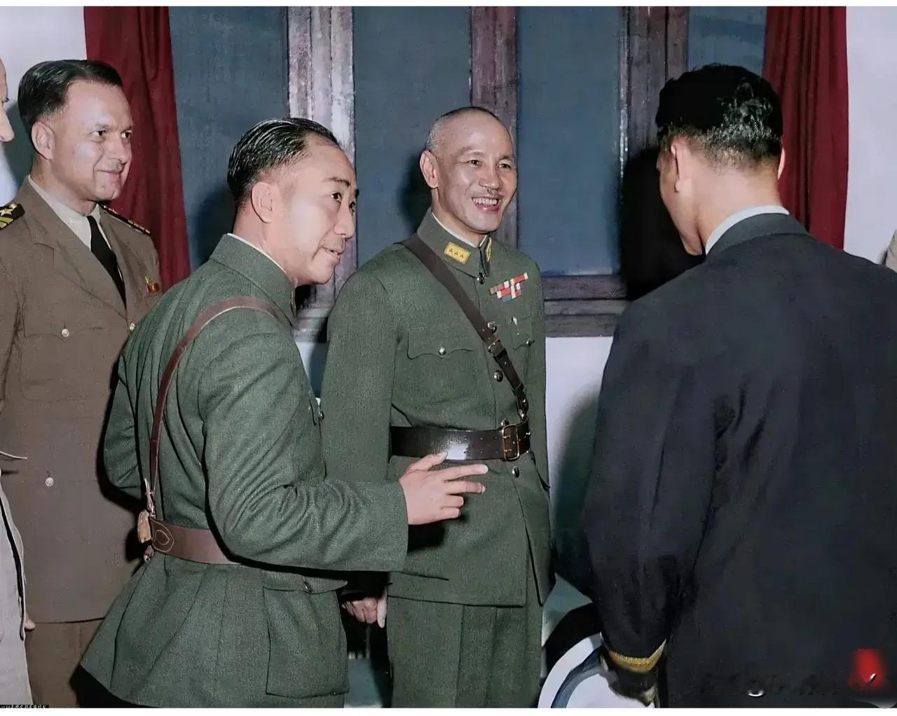 这可是1943年军统副局长戴笠陪同蒋中正视察中美特种技术合作所的真实老照片，这可