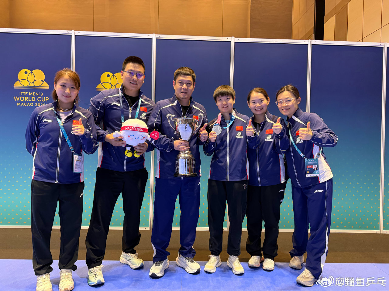 邱贻可发与孙颖莎合影邱贻可恭喜莎莎三连冠发博：世界杯圆满收官！昨晚的澳门之夜是