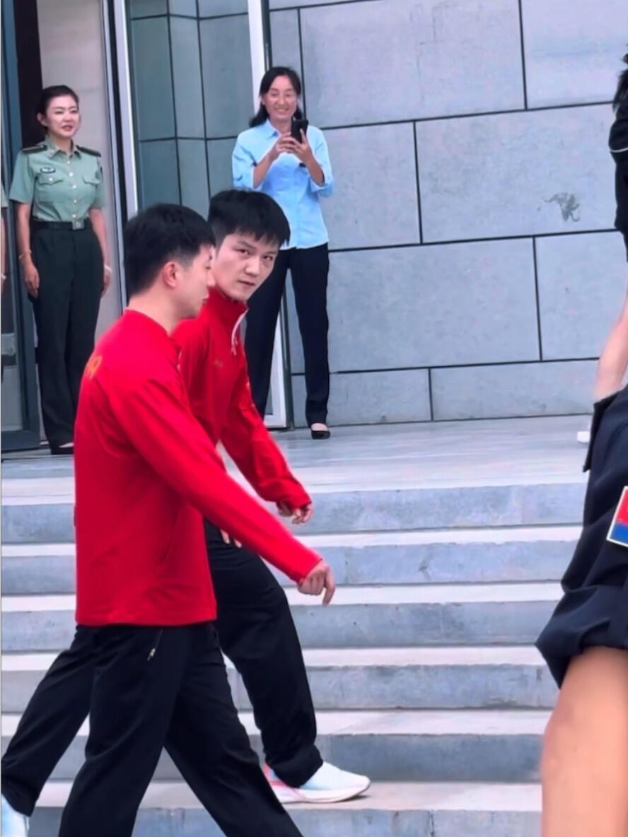 超级德人夫感，东哥和龙队，两个人好年轻，长大的小孩子，小胖好有感觉！这么看东哥