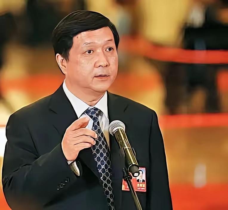 这两天，中科院的院士名单上，悄没声地少了个人。杨伟，歼-20的总设计师，名字