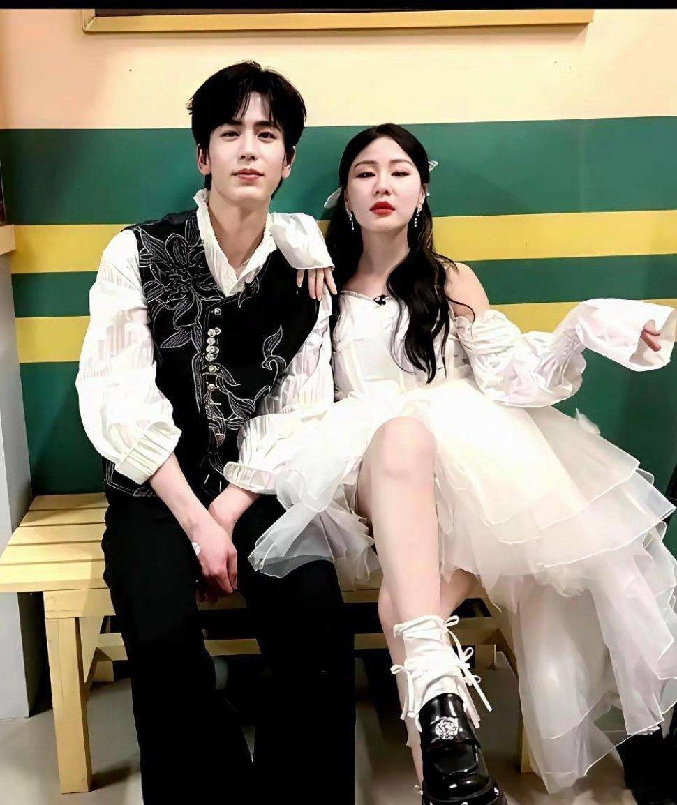 你记得那个片段吗？综艺里张凌赫笑着给金靖把脉，随口调侃：“你是不是怀孕了？”金