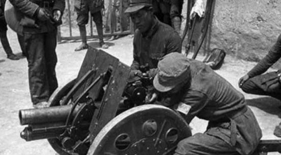 1940年，八路军炮连连长，盯着两门炮愁得头发都快揪完了，因为仅剩3发炮弹，大战