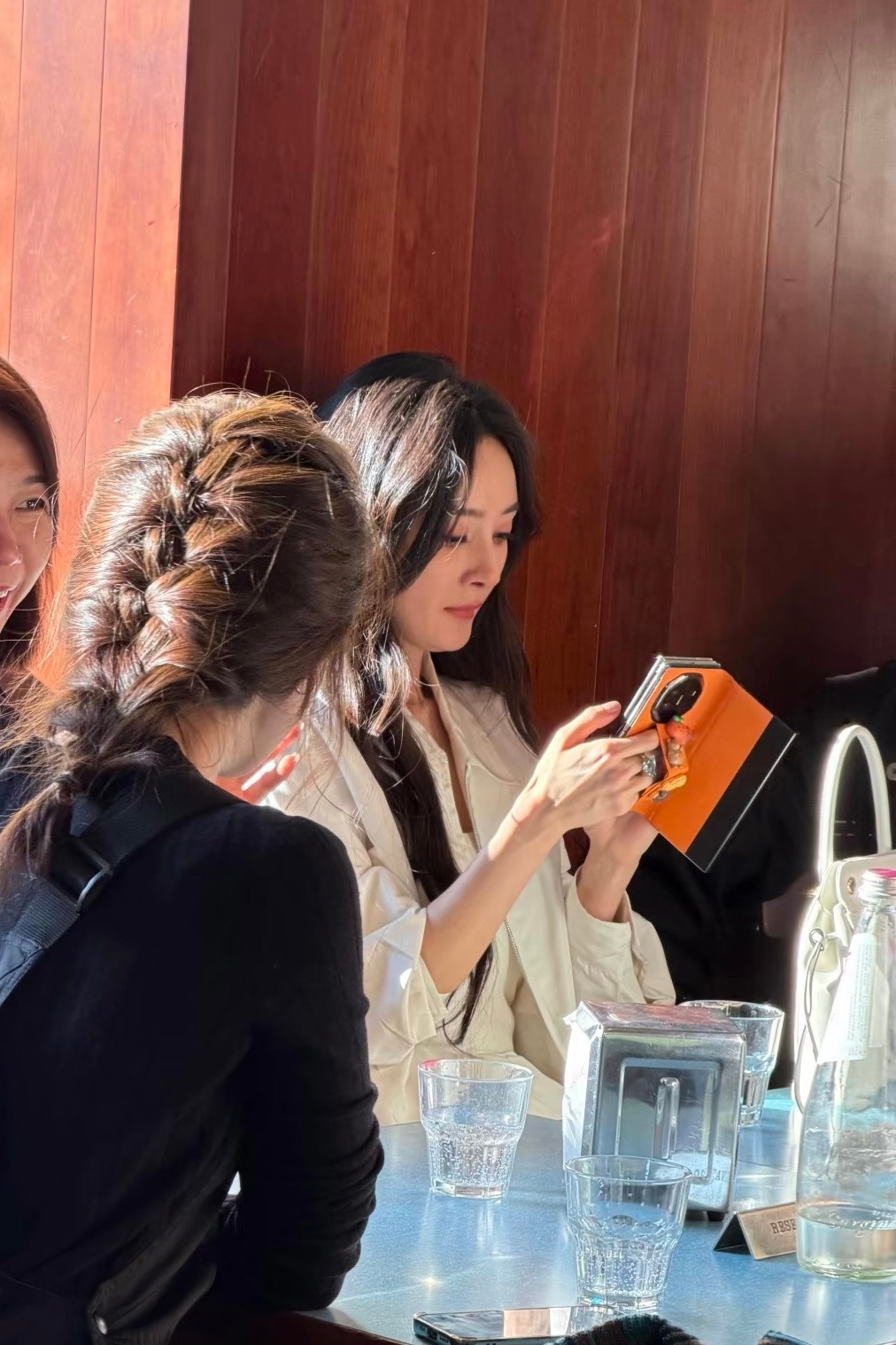 偶遇杨幂秀后喝咖啡米兰街头偶遇杨幂喝咖啡好松弛的杨幂