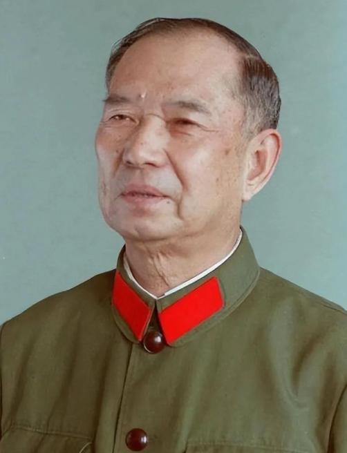 1982年，开国少将尤太忠视察部队，见一士兵好生眼熟，暗骂一句大事不好，立刻打电
