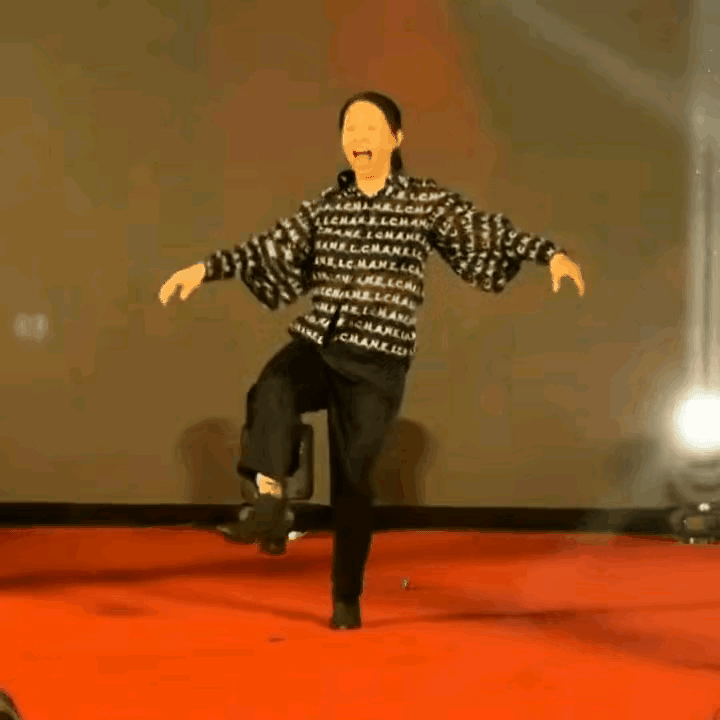 第一眼看到这个跳舞的女子，还以为是个农村大妈，在即兴表演她的舞蹈，但是看资料介绍