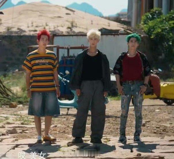 李昀锐耀眼红绿灯的黄哈哈哈哈李昀锐是怎么做到抽象又好笑的！李昀锐在电视剧《耀眼