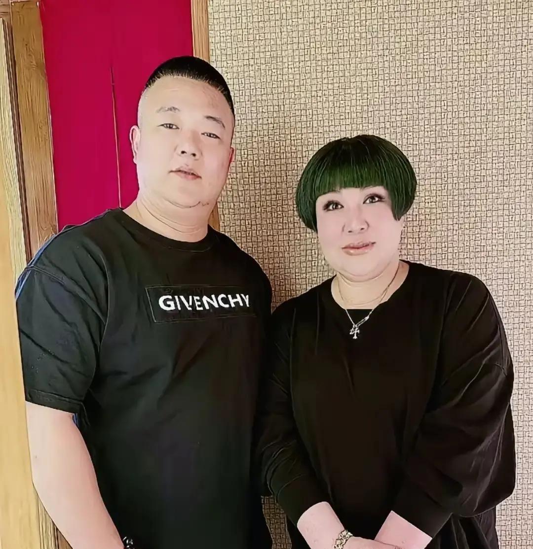 郭德纲把骂他十年的人拽到第一排座位。黑粉“贝勒”整场演出手都拍红了。散场后他