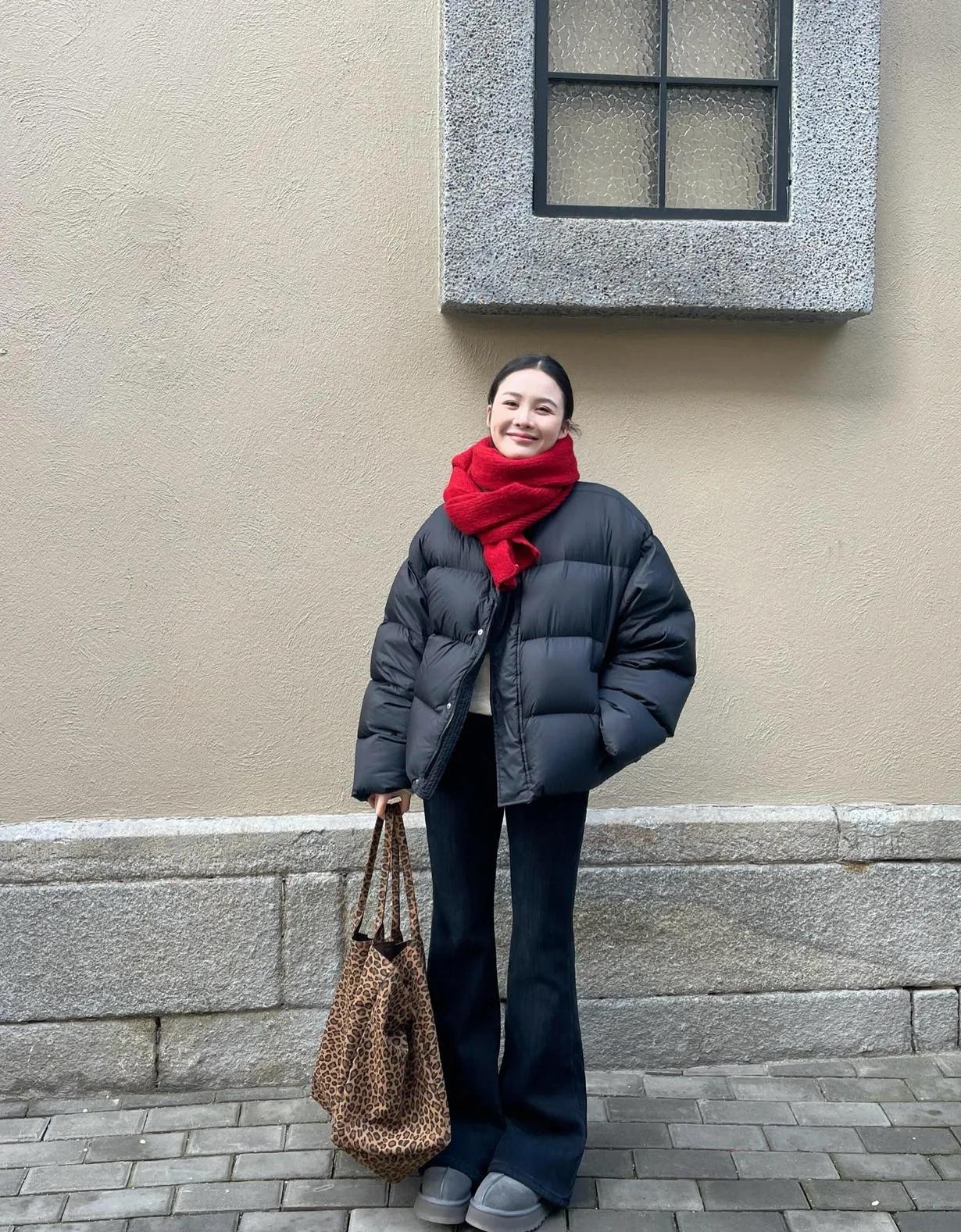 红黑配才是冬日穿搭的王炸组合🔥谁懂啊！这一身真的把“保暖又时髦”玩明白了