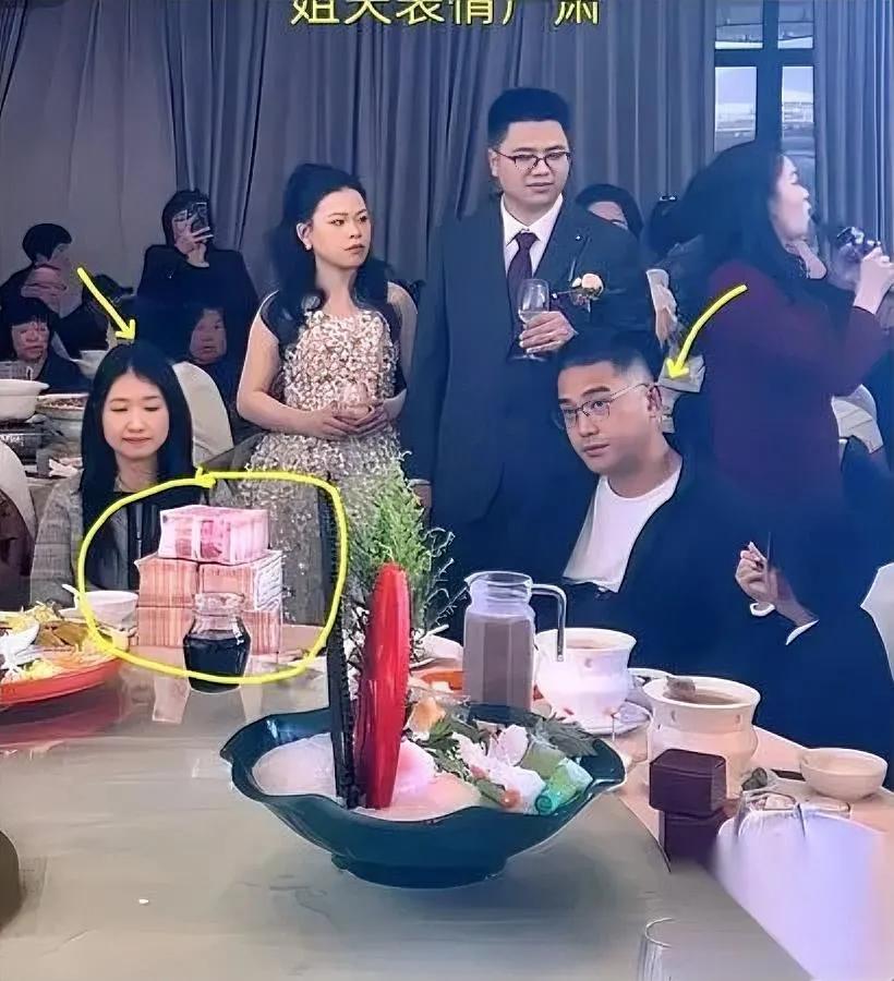 搁谁谁能开心啊？小舅子办喜酒我姐夫脸黑得快滴墨了全场都在夸我姐大方，