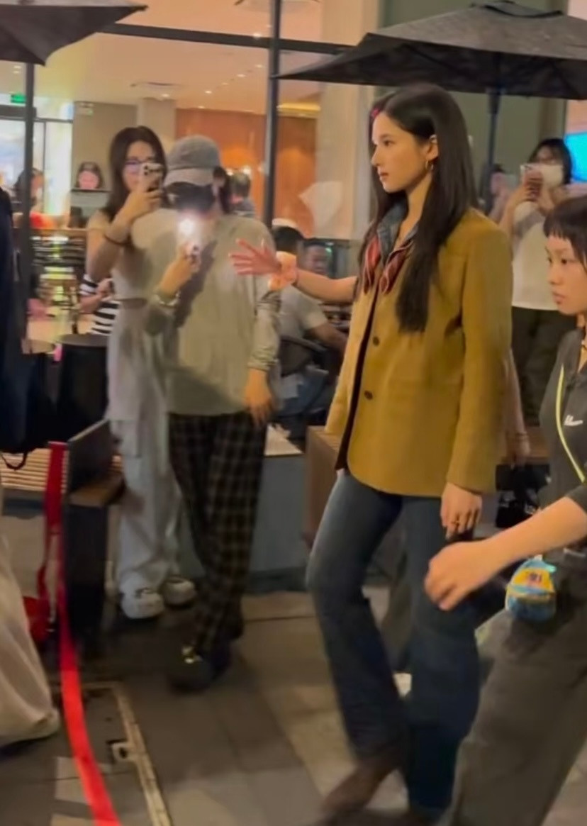 对张婧仪的身高有了实感…好长一条啊！​​​