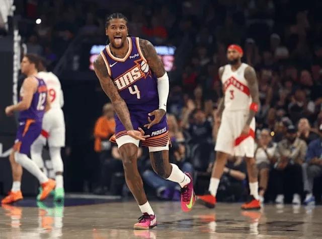 今天火箭没比赛，就去看了太阳的比赛。看来格林去了太阳之后也依旧没哨，一个接布克传