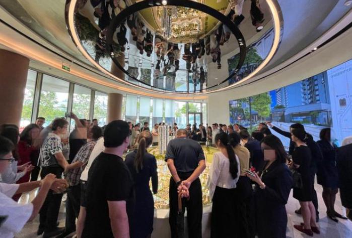 大家发现了吗？年轻人消费正出现两个反常现象，看似矛盾，实则清醒。第一个，全款