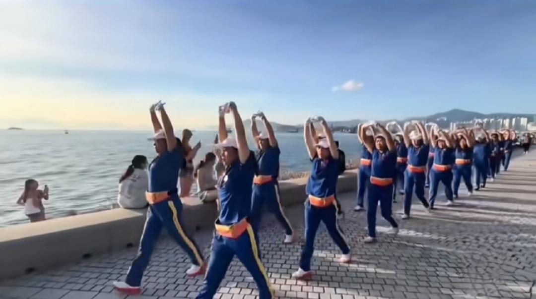 暴走团进香港：如果我也这样，麻烦各位一巴掌把我拍死。我刚看到一条视频，显示暴