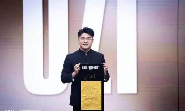 不得不说uzi的影响力还是大啊，至少在中国他的影响力完爆faker，昨天他的名人