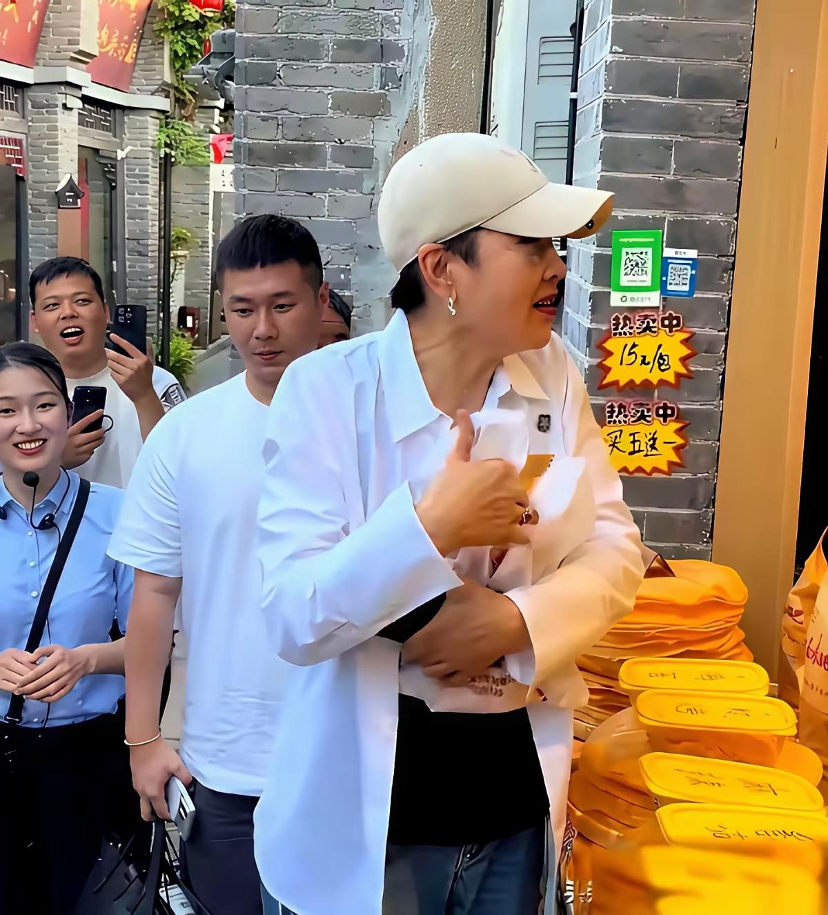 凯丽姐，老板不过是客套了一句，您还真就厚着脸皮白拿呀！张凯丽到河下古镇录制节目