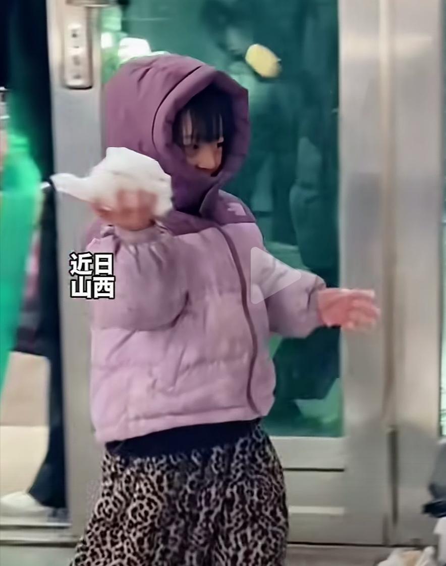 小女孩在雪地里弄了一个大雪球，手里掂着悄悄进了屋，要干一件大事儿。在众目睽睽之下