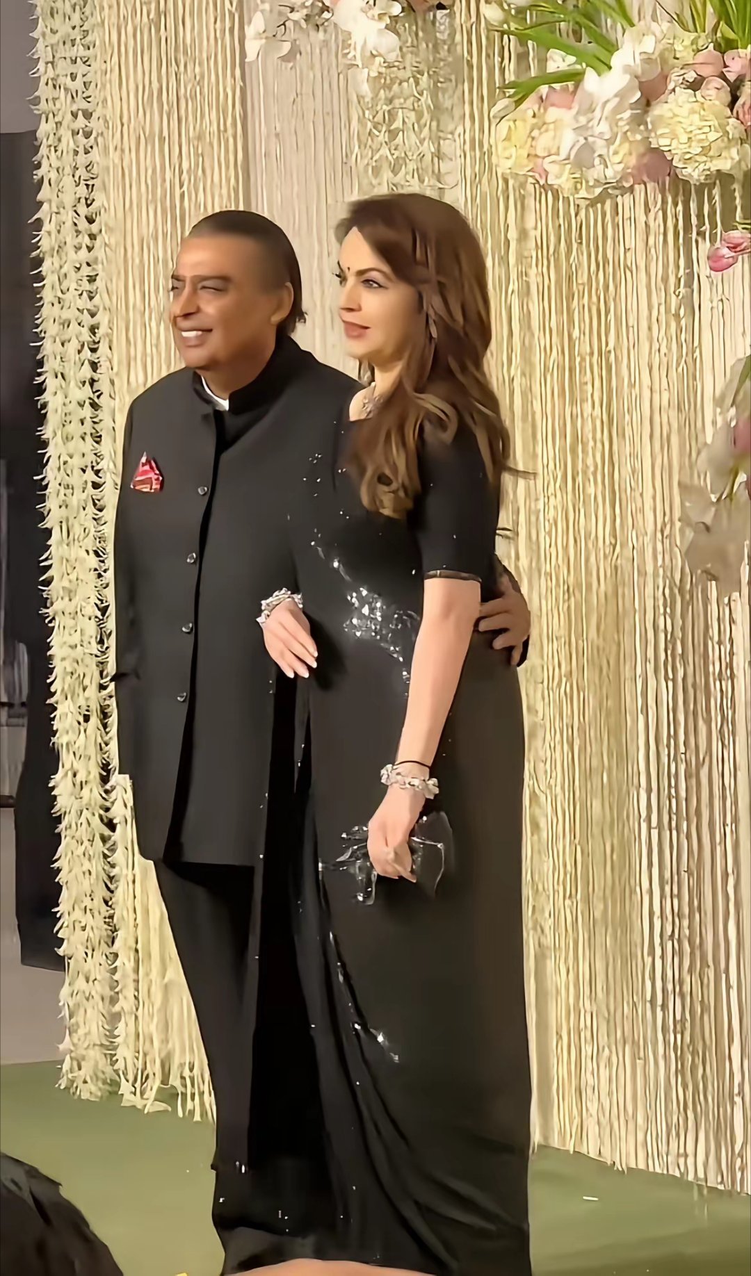 印度首富和老婆感情还是好呀，无处安放的手啊