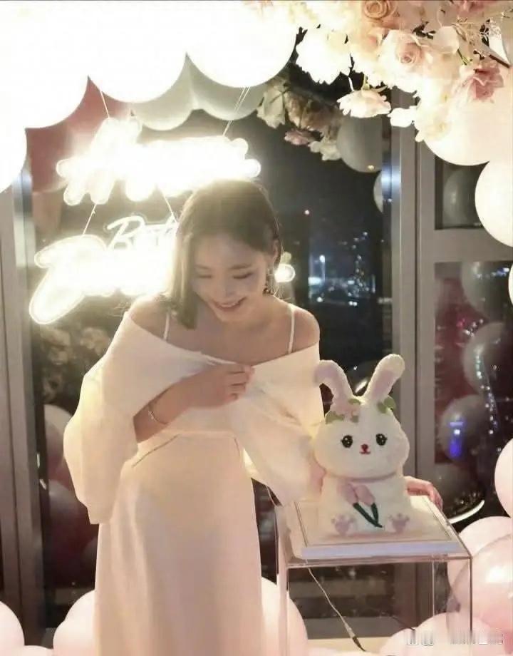 小S的女儿真的是太优秀了，漂亮，小S那么年轻孩子都长那么大了，真的是太幸福了，努