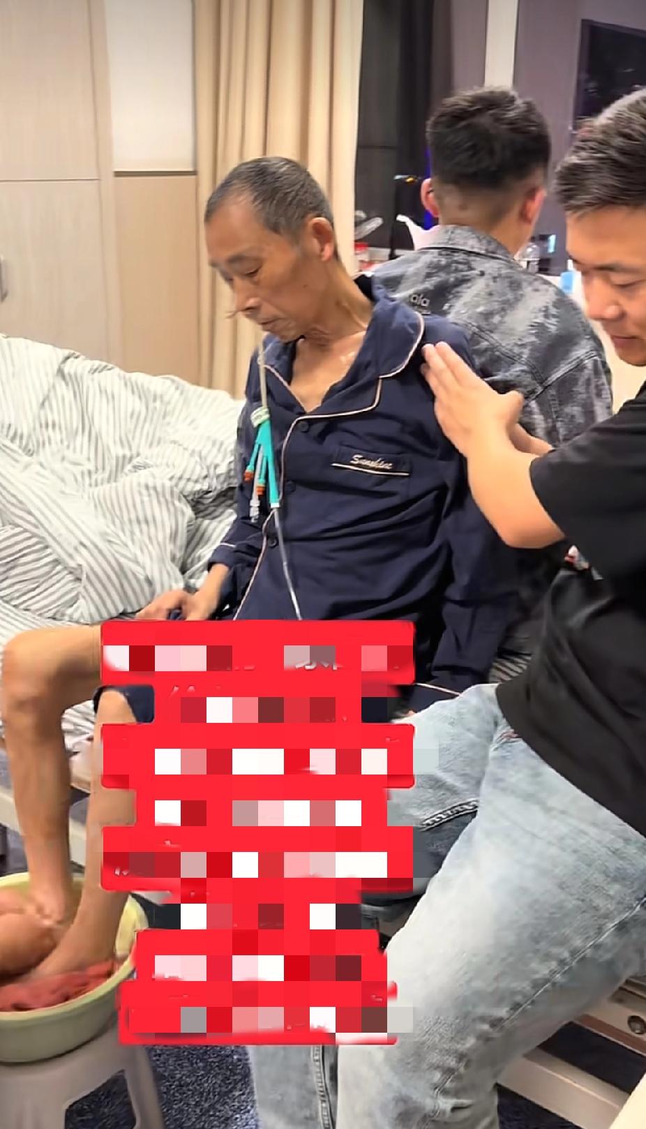 生病老人虚弱地坐在病床上，看向老人后背的一个画面，瞬间让人感动泪目了。安徽的