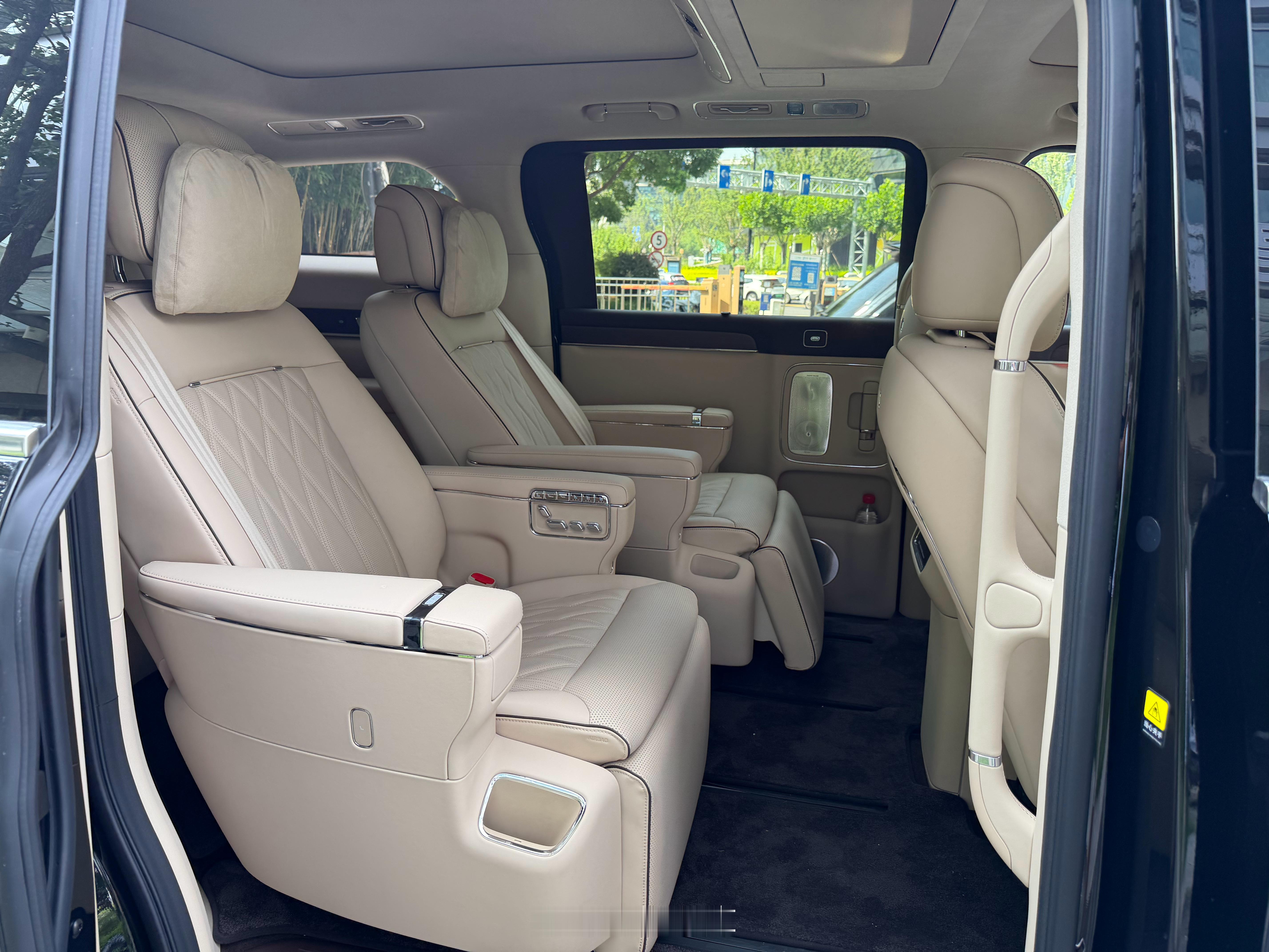 最近开了一段时间智界V9Max+这台车开起来完全没有MPV的笨重感，车尾很跟车