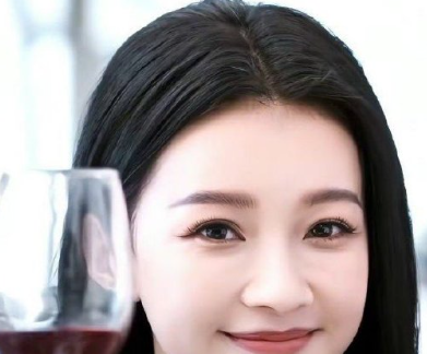 这段表演充分展现了角色的魄力，孙怡的演绎让丹青这个人物显得特别立体。不是一味地狠