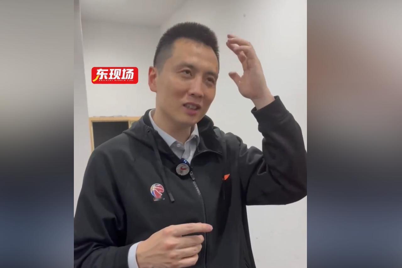卢伟吃下定心丸！据上海体育媒体人透露，上海男篮管理层在近日，已经和主教练卢伟
