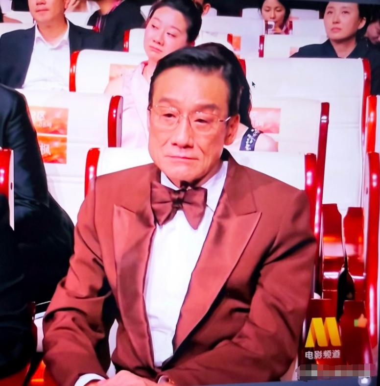 难怪梁家辉心情会这么沉重，68岁的人了，专门从香港赴京，出席这场百花奖盛会，同