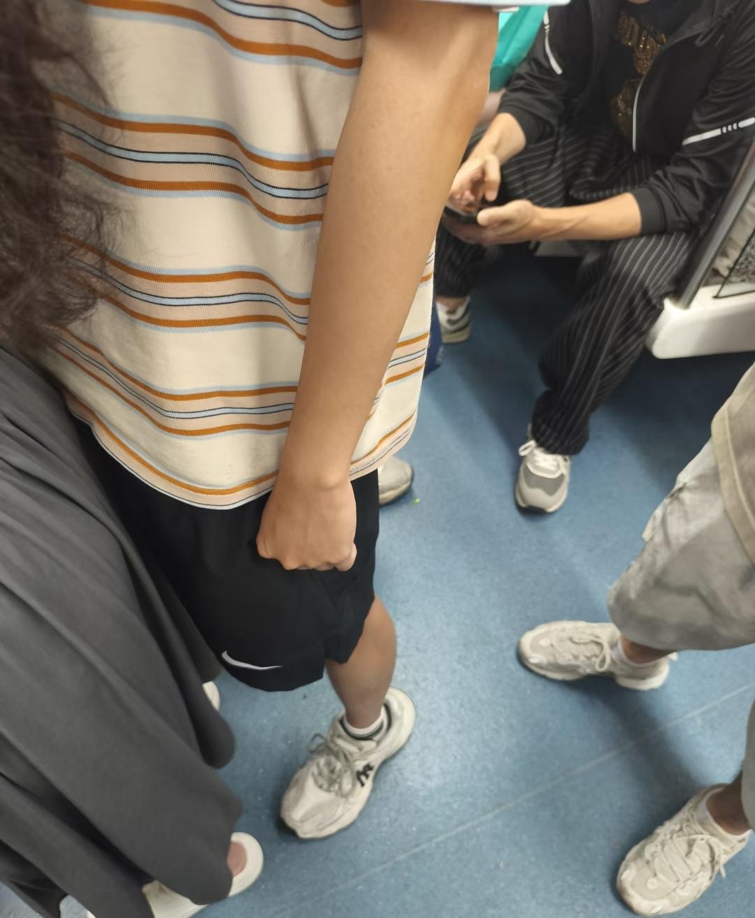 地铁猥琐男😯😯😯深圳五号线地铁开往黄贝岭方向先后两次猥亵