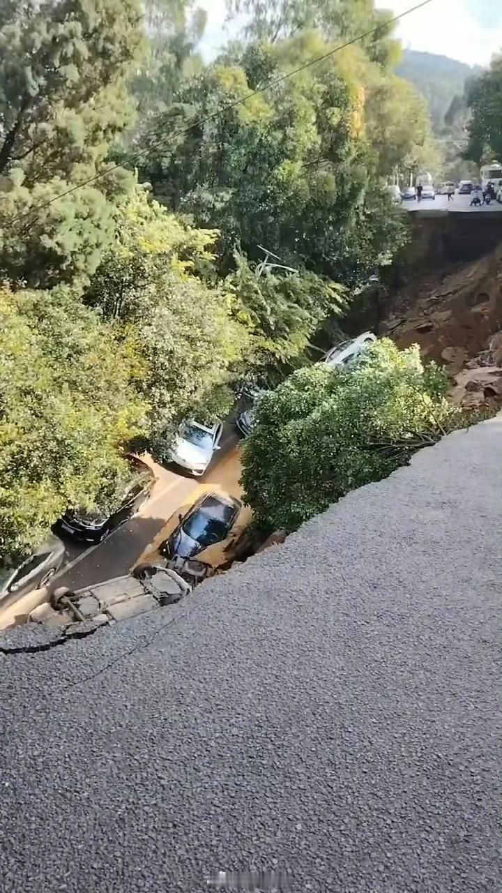 官方通报昆明一道路发生坍塌【昆明一道路发生坍塌多车坠落，一人受到惊吓在医院睡着】