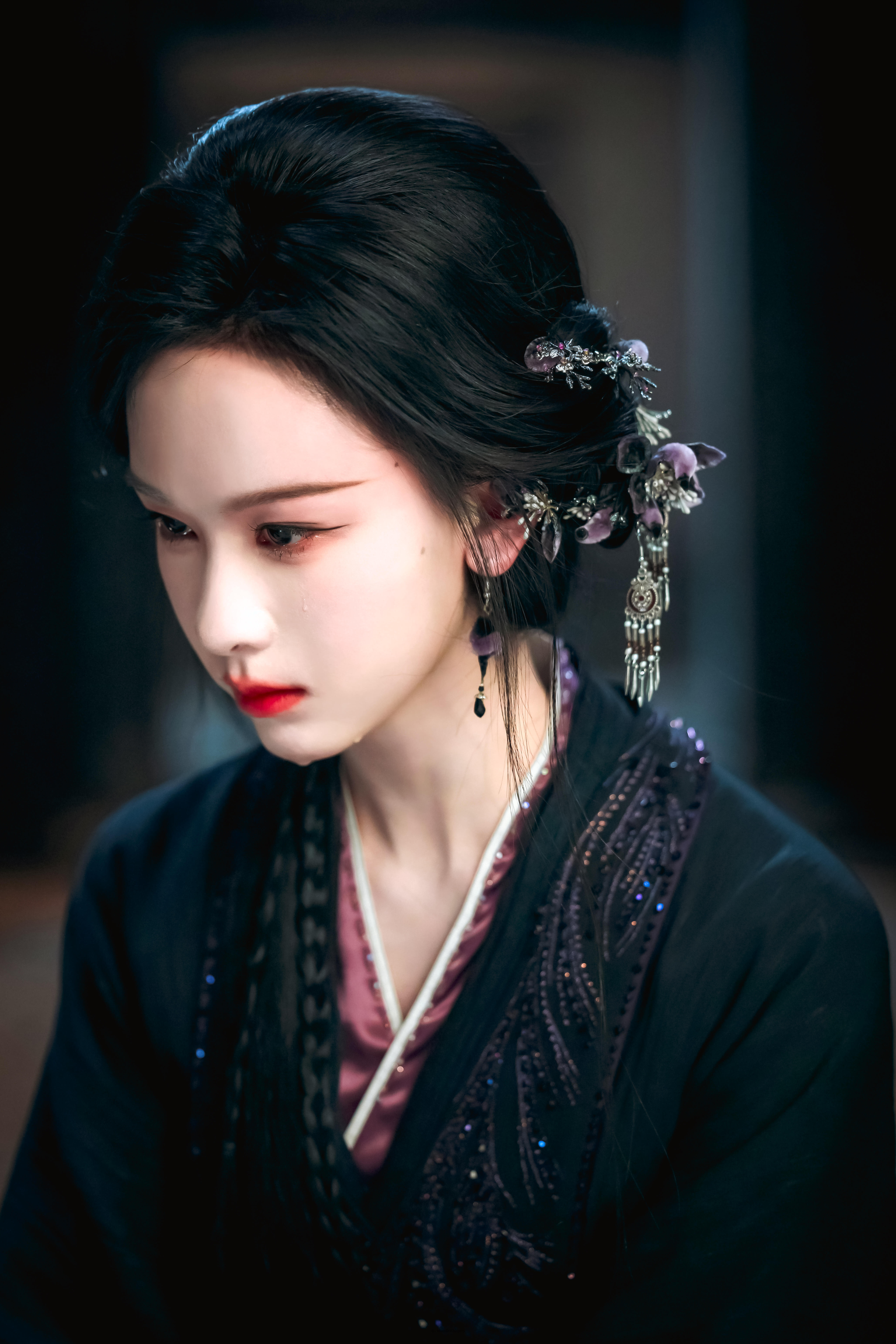 迪丽热巴吴谨言陈都灵眉眼痣女明星的眉眼痣美学。迪丽热巴妩媚，吴谨言清冷，陈都