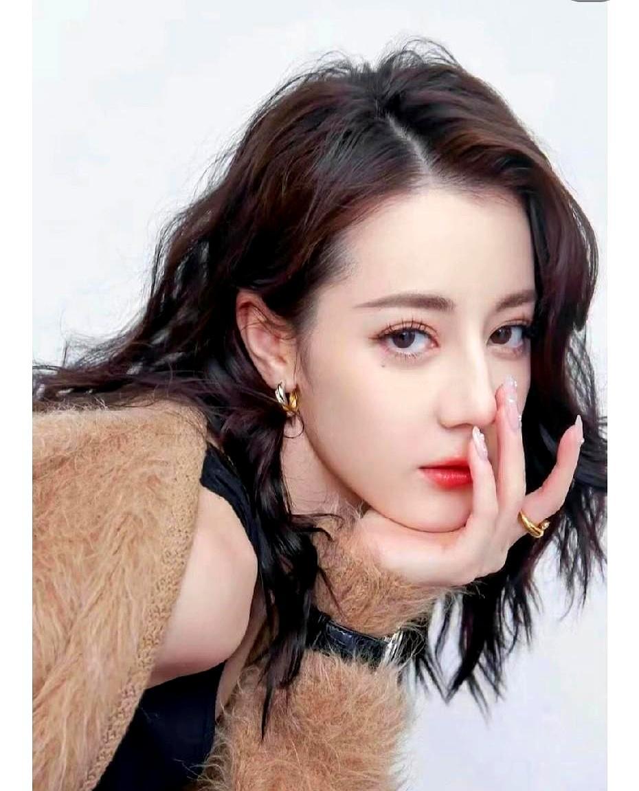 你以为资本砸重金死磕迪丽热巴是因为脸蛋漂亮？错得离谱。那些商界老狐狸掏出几个亿代